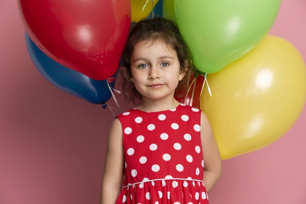 快乐笑眯眯的小女孩穿着红裙子庆祝生日孩子生日年轻