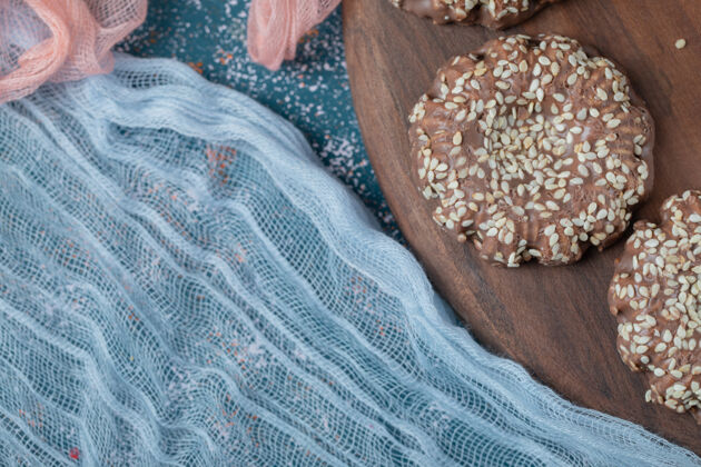 地壳可可芝麻饼干放在乡村木板上甘纳切烹饪喜悦