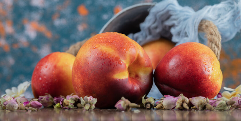 食物黄色的桃子在桌子上的粗麻布上重新变红了新鲜水果美味