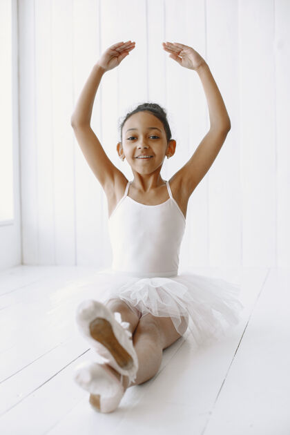 优雅可爱的小芭蕾舞演员孩子在房间里跳舞孩子在舞蹈课上活动表演童年