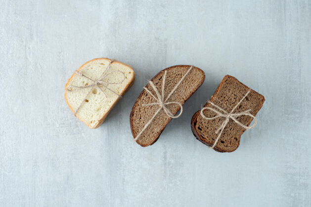 小麦各种各样的面包片用绳子捆起来白面包美味新鲜