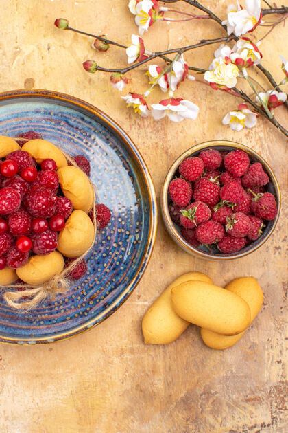 农产品混色桌上新鲜出炉的水果和饼干软蛋糕的垂直视图健康覆盆子浆果
