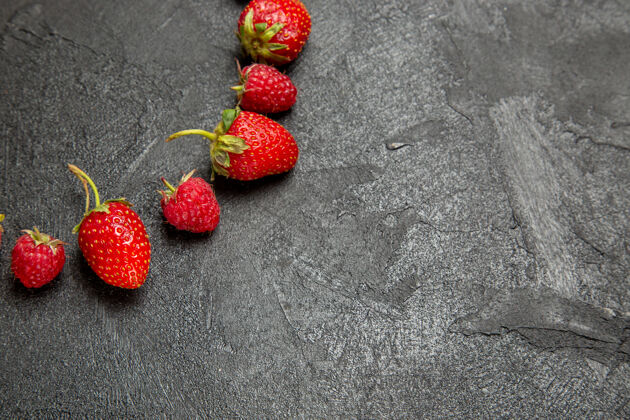 草莓前视图新鲜的红色草莓衬在深灰色的背景上新鲜正面水果