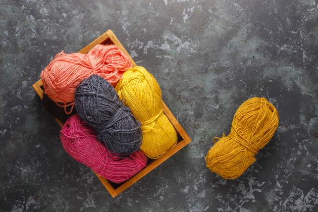 卷用针线编织成不同颜色的纱线球各种球材料
