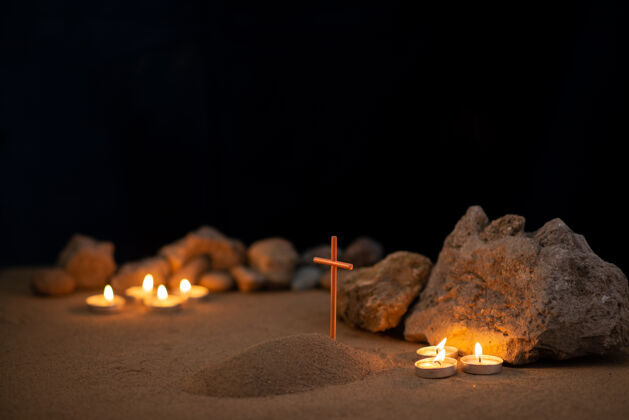 黑暗用石头点燃蜡烛 在沙滩上安葬一个小小的坟墓 以此来纪念死亡的葬礼葬礼石头坟墓