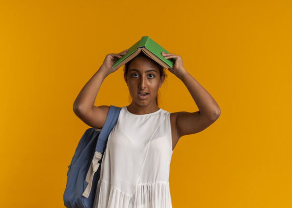女学生看着镜头 年轻的女学生背着书包 头上盖着书橙色包头