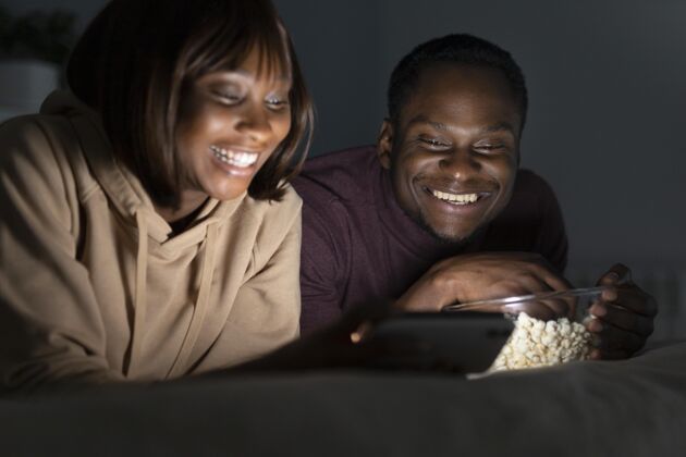 电影一起看netflix的非裔美国夫妇房子观看电影