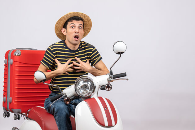 坐着一个戴着草帽的年轻人的正面照片车辆传送带轻便摩托车