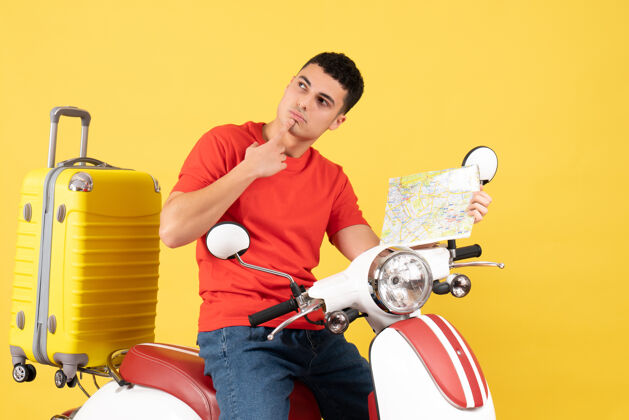 成人前视图：骑着轻便摩托车的年轻男子举着地图向上男性车辆