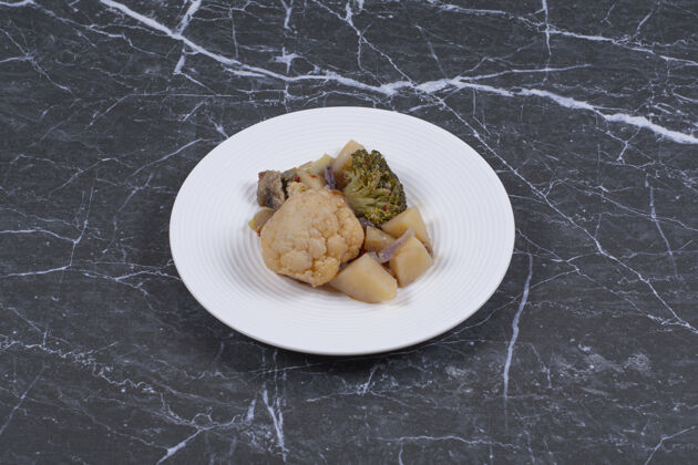 膳食白色盘子上腌菜的特写照片希腊烧烤午餐
