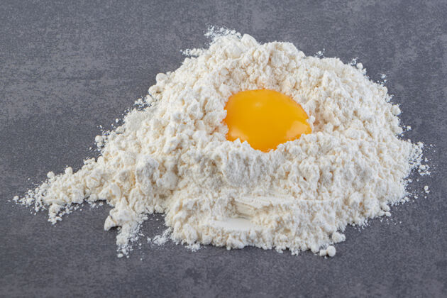 生的把面粉中的生蛋黄放在石桌上好吃的蛋黄小麦