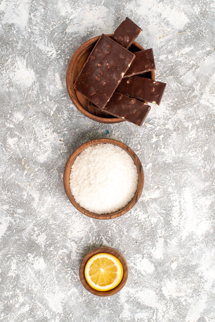 特写白色表面上美味巧克力的俯视图金属糖古董
