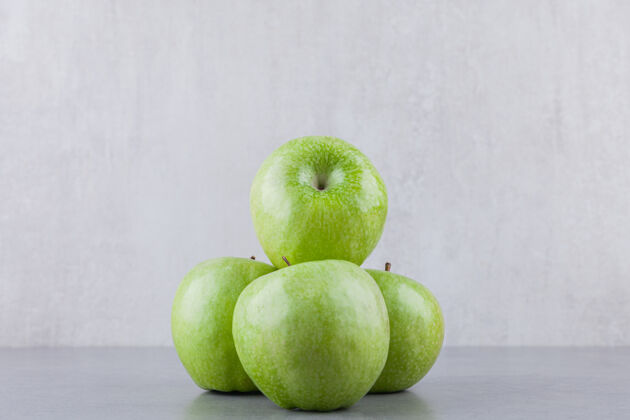 美味放在石桌上的新鲜的绿色成熟的苹果水果美味成熟可口