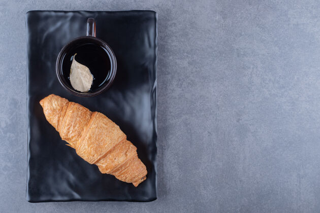 餐俯瞰咖啡和羊角面包经典的法式早餐新鲜木头面包