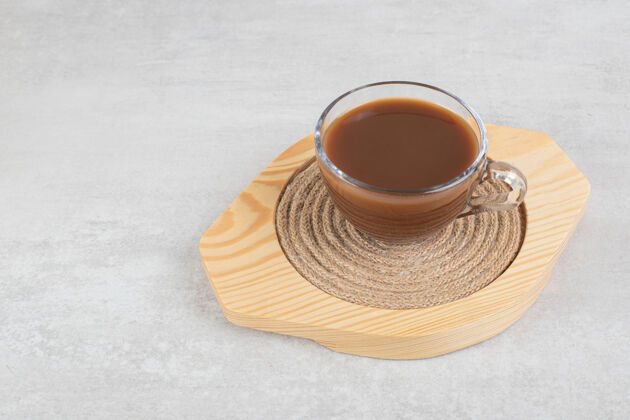 浓缩咖啡在木盘上放一杯热咖啡营养配料烤