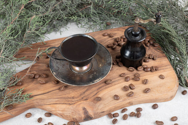 热的咖啡粉碎机 咖啡豆和咖啡香放在木板上食物美味烤