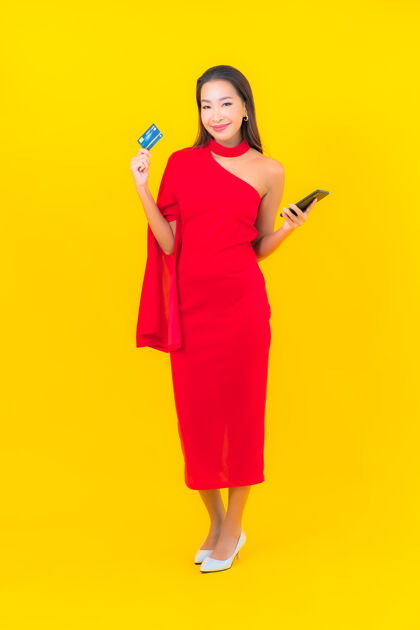 通信用智能手机和信用卡描绘美丽的亚洲年轻女子日语设备年轻人