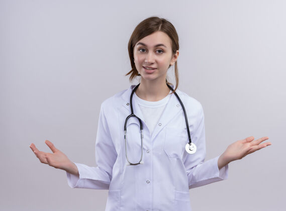 听诊器年轻的女医生穿着医用长袍 戴着听诊器 两手空空的手印象年轻