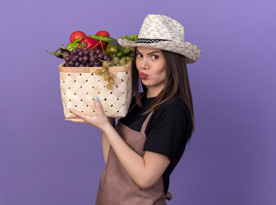 漂亮惹恼了漂亮的白人女园丁 戴着园艺帽 肩上扛着菜篮子 紫色的篮子花园帽子