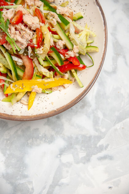盘子鸡肉沙拉的垂直视图 白色表面上有蔬菜蔬菜酱汁豆芽