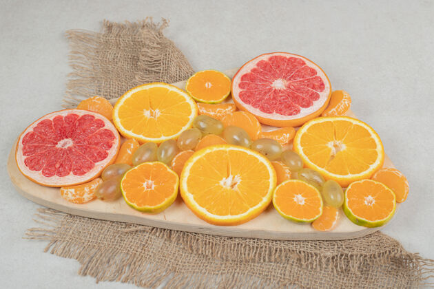 美味在木板上放一堆柑橘水果片有机柚子水果