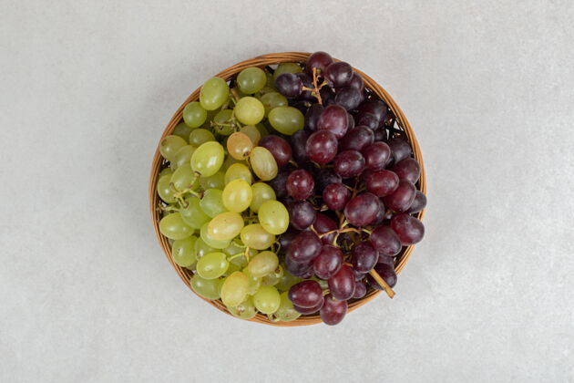 葡萄新鲜的红绿葡萄放在木篮里有机美味水果