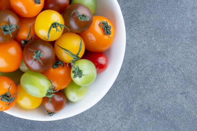 蔬菜白碗里有一堆五颜六色的西红柿天然生的营养
