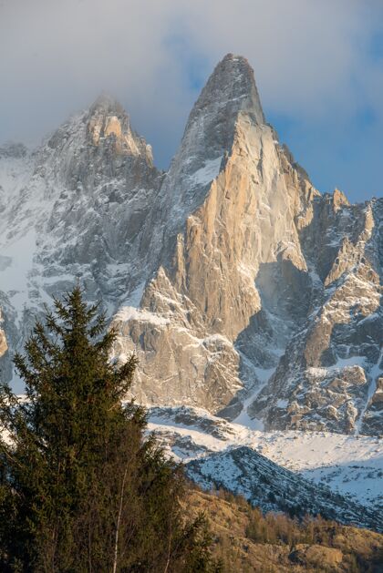 高垂直拍摄法国阿尔卑斯山白雪覆盖的艾奎尔峰徒步旅行天空自然