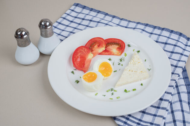 好吃的一盘白番茄片和煮鸡蛋好吃的盘子绿色