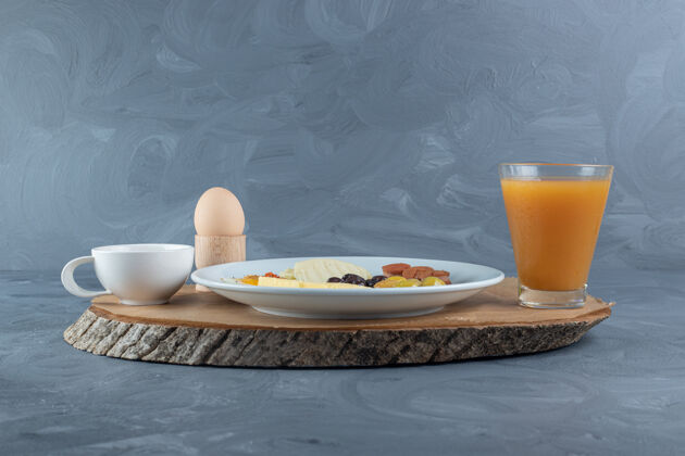 黄油大理石桌上的一套早餐套餐下面有木板和纸套鸡蛋美味美味