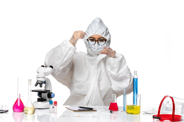 外套前视图穿着特殊防护服的女化学家在白色背景病毒冠状病毒化学实验室工作人套装专业
