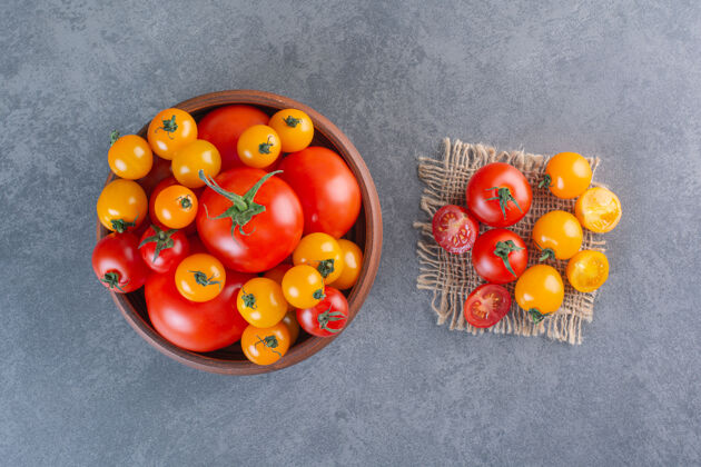 美味在石头表面放上一碗五颜六色的有机西红柿天然配料荷兰