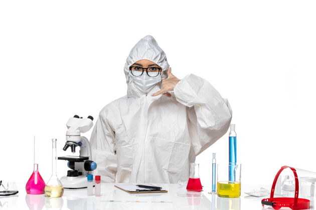 白人前视图穿着特殊防护服的女化学家在白色地板上摆姿势-化学病毒实验室防护工作制服