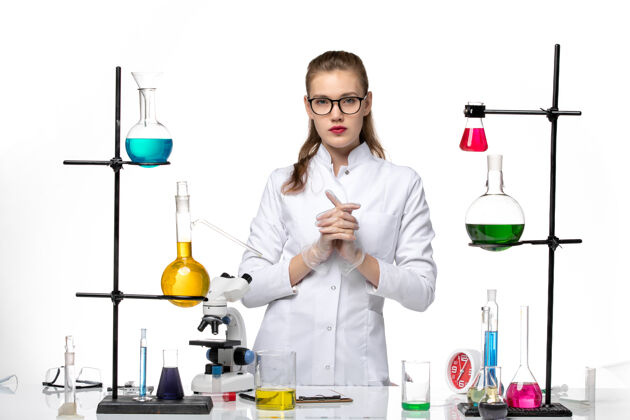 女化学家白色办公桌上身着医疗套装的女化学家化学大流行性冠状病毒人视图医疗
