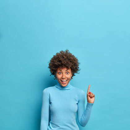 一个正面年轻的非洲裔美国女性的垂直镜头展示了上面的广告建议你去看看人垂直牙齿