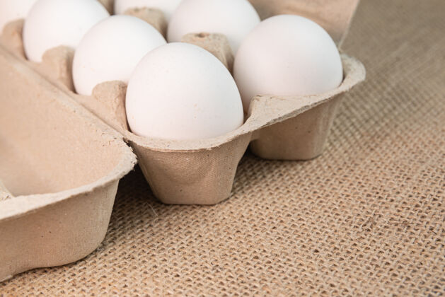质地棕色表面上有鸡蛋鸡蛋盒鸡蛋食物