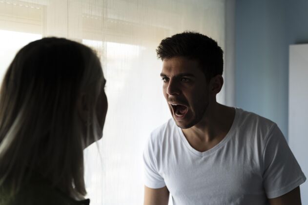 情绪女人和男人在家打架争吵夫妻男人