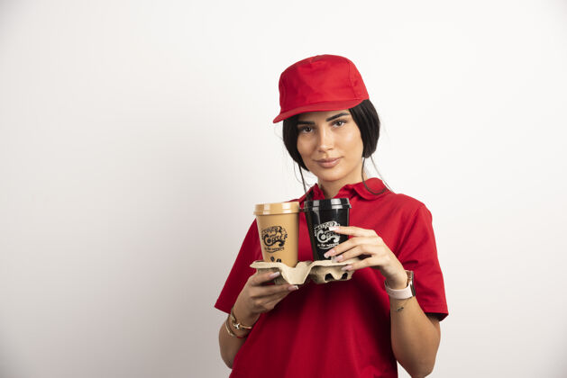 展台女信使与两杯咖啡合影高质量照片制服黑发外卖