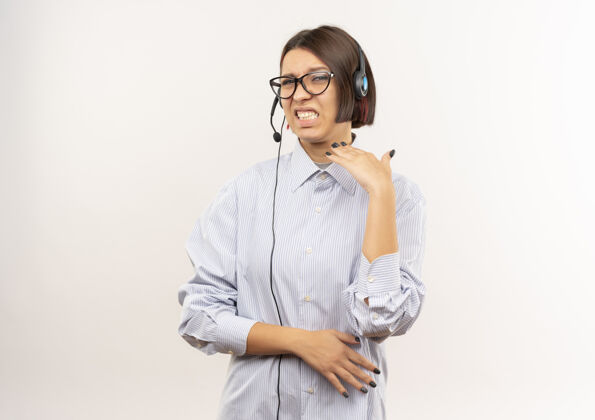 空气未出租的年轻呼叫中心女孩戴着眼镜和耳机保持手在空气中隔离在白色背景与复印空间保持电话中心