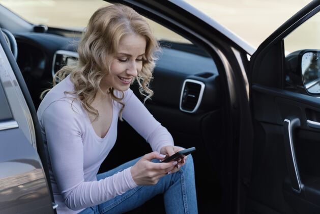 车辆金发女人在看手机女人女人年轻人