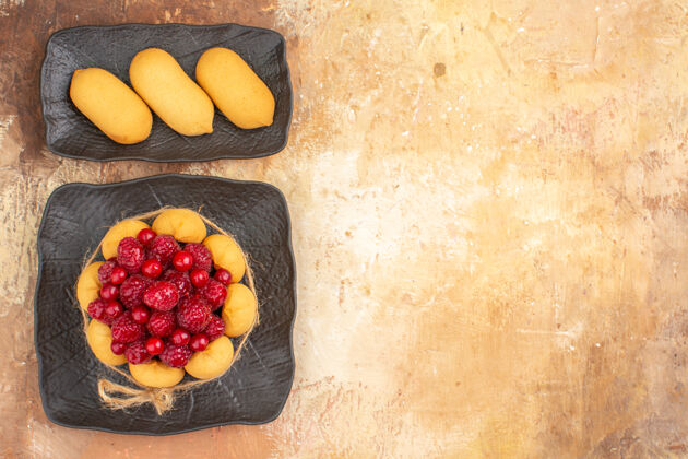 素食设置一个带有礼品蛋糕的桌子 放在混色桌子的水平视图上甜点营养水果