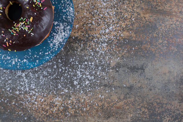 上釉在大理石表面展示糖果和巧克力甜甜圈上衣美味可口