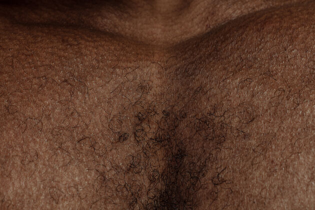细节胸部人体皮肤的详细纹理非洲裔美国年轻男性身体的特写镜头护肤 身体护理 保健 卫生和医学概念看起来美丽 保养良好皮肤科清洁新鲜微观