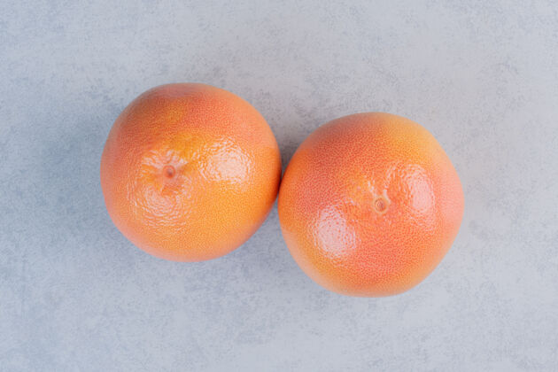 甜点橘子色或克莱门汀色 背景为灰色自然一个单一