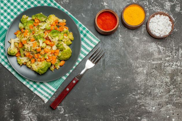 烹饪上图是灰色桌子上新鲜健康的蔬菜沙拉绿色条纹毛巾饮食美食健康