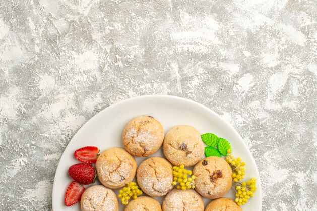 小吃顶视图美味的糖饼干内板上的白色背景糖饼干甜饼干蛋糕茶蛋糕膳食茶