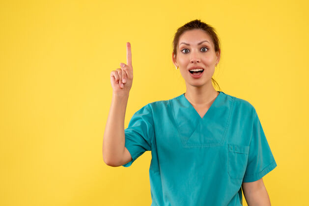 人前视图黄色背景上穿着医用衬衫的女医生护士微笑肖像