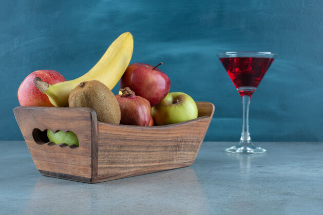 篮子美味的果汁加冰块和各种水果立方体新鲜的猕猴桃