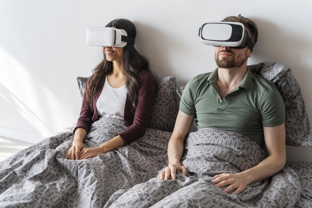 房子男人和女人在家使用虚拟现实耳机虚拟现实虚拟现实眼镜女人