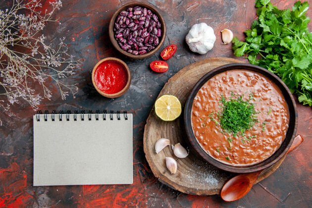 香料经典的番茄肥皂豆蒜匙油瓶柠檬番茄酱和笔记本上的混合色表勺子豆类晚餐